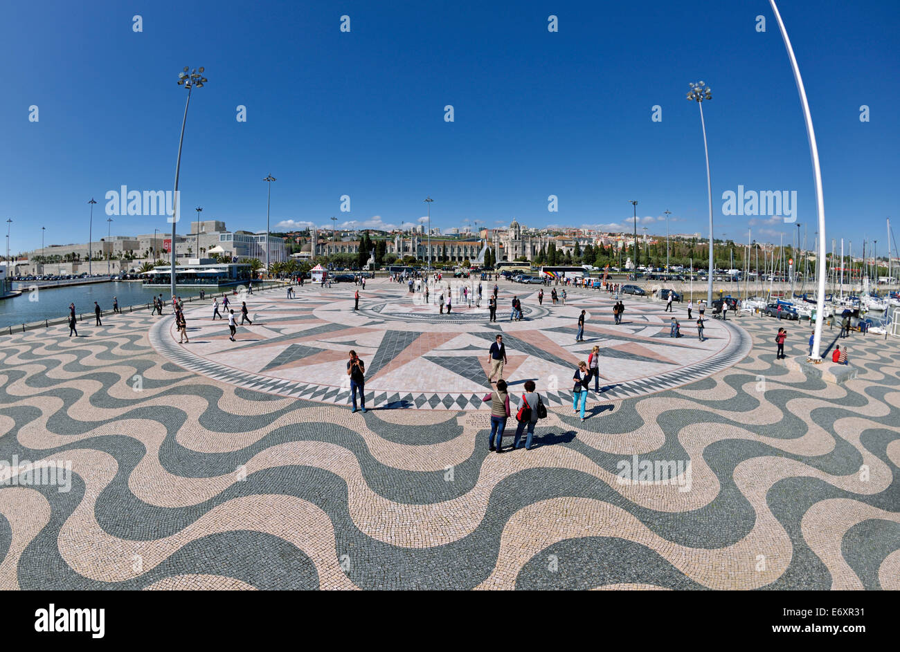 Portugal, Lissabon: Weitwinkel mit Touristen zu Fuß auf Windrose in Belém Stockfoto