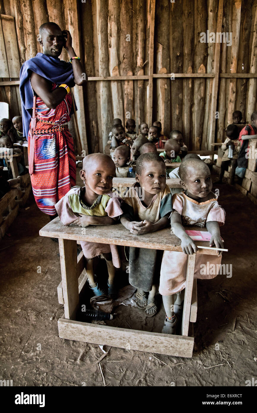 Kinder und Lehrer in einem Massai-Dorf Schule, Kenia, Afrika Stockfoto
