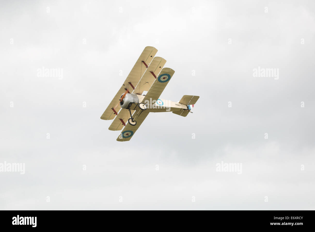 Dies ist der große Krieg Display Team - Sopwith Dreidecker angezeigt bei Shoreham Airshow, 2014, Shoreham Flughafen, East Sussex, UK. Stockfoto