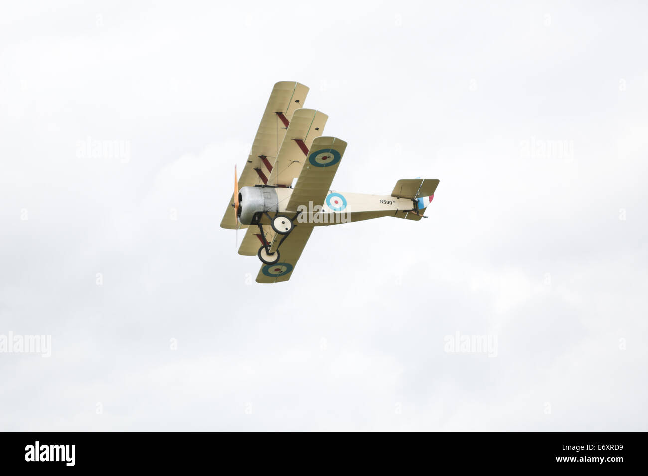 Dies ist der große Krieg Display Team - Sopwith Dreidecker angezeigt bei Shoreham Airshow, 2014, Shoreham Flughafen, East Sussex, UK. Stockfoto