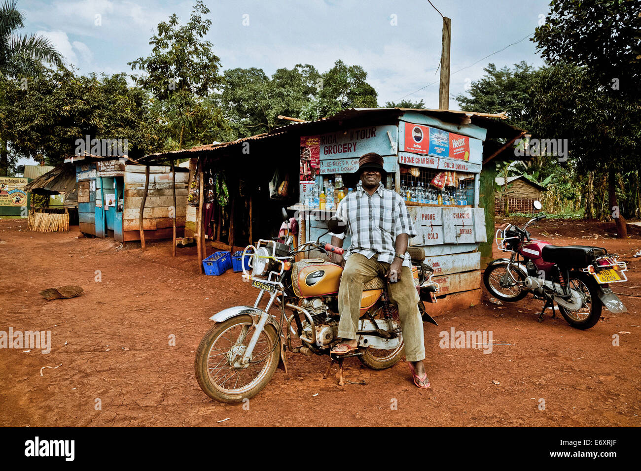 Taxifahrer mit seinem Motorrad-Taxi, Market Street in Buwenda, Uganda, Afrika Stockfoto