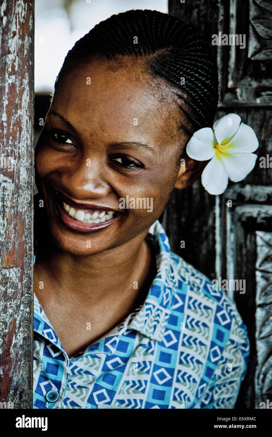 Junge Frau mit Blumen in ihrem Haar, Sansibar, Tansania, Afrika Stockfoto