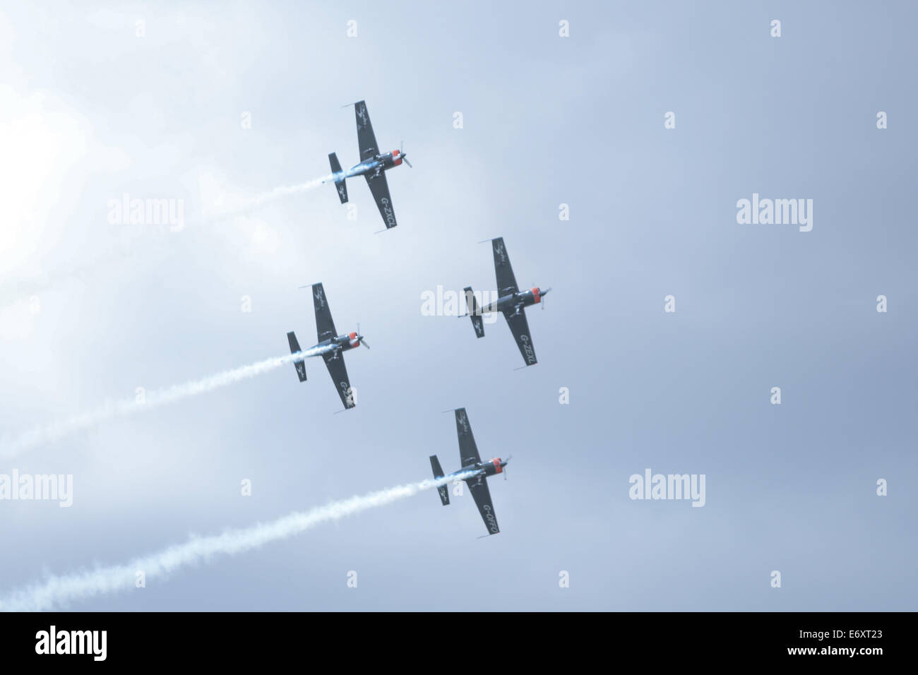 Dies ist The Blades Kunstflugstaffel fliegen Extra EA-300 bei Shoreham Airshow 2014, Shoreham Flughafen, East Sussex, UK. Stockfoto