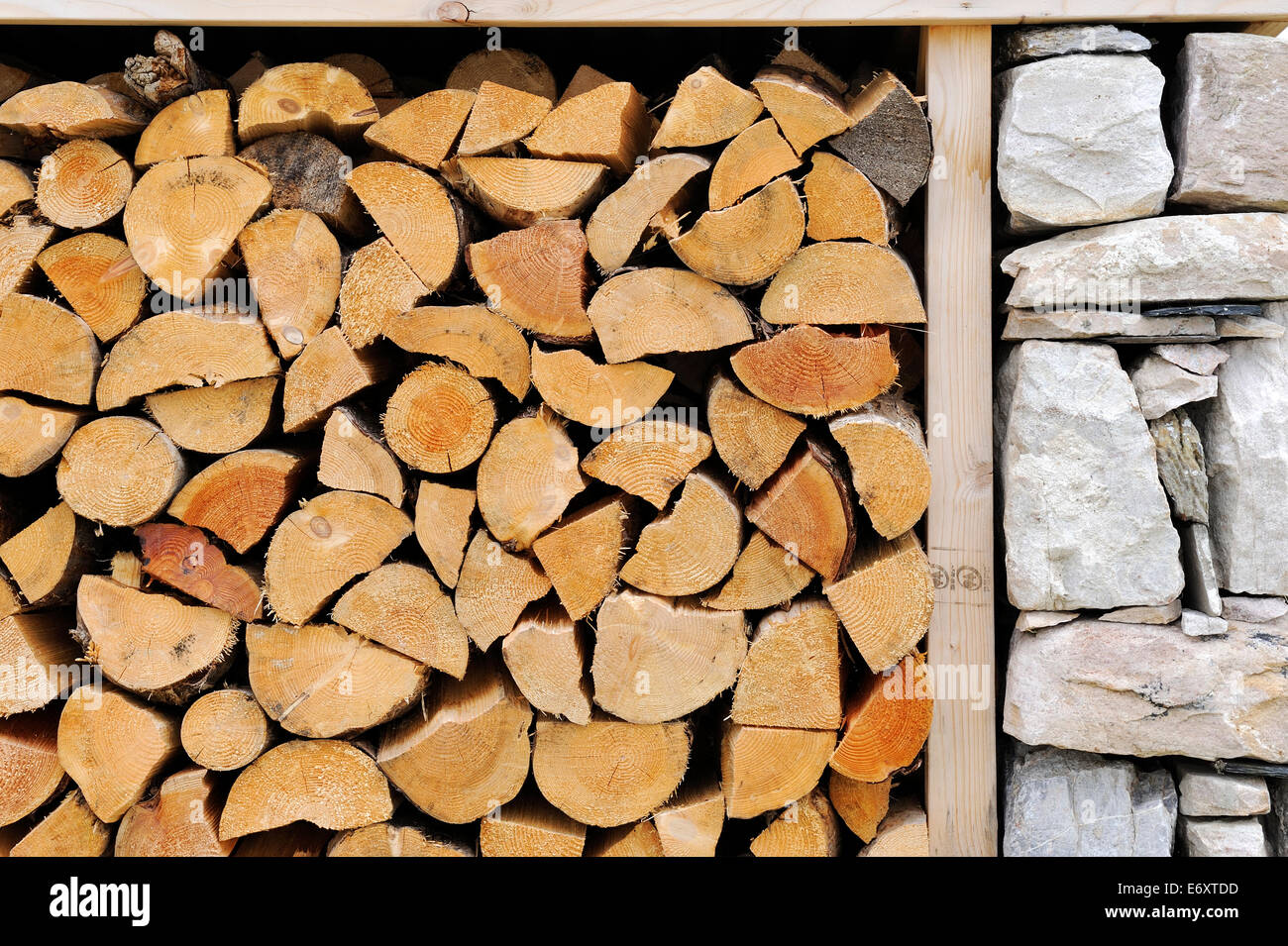 Außen Holz-Haufen neben Steinmauer Stockfoto