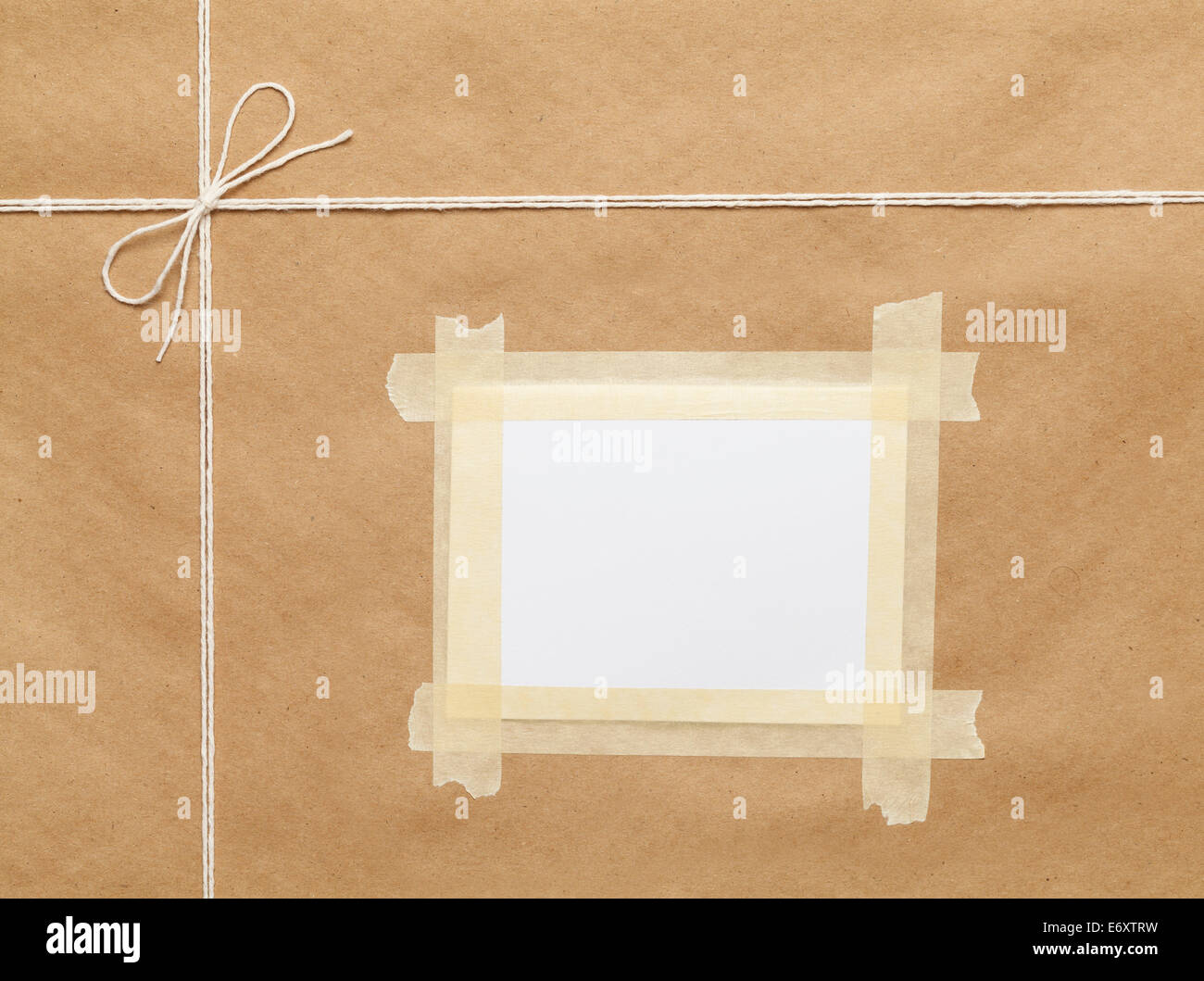 Braun gewickelt Paket mit String und Textfreiraum. Stockfoto