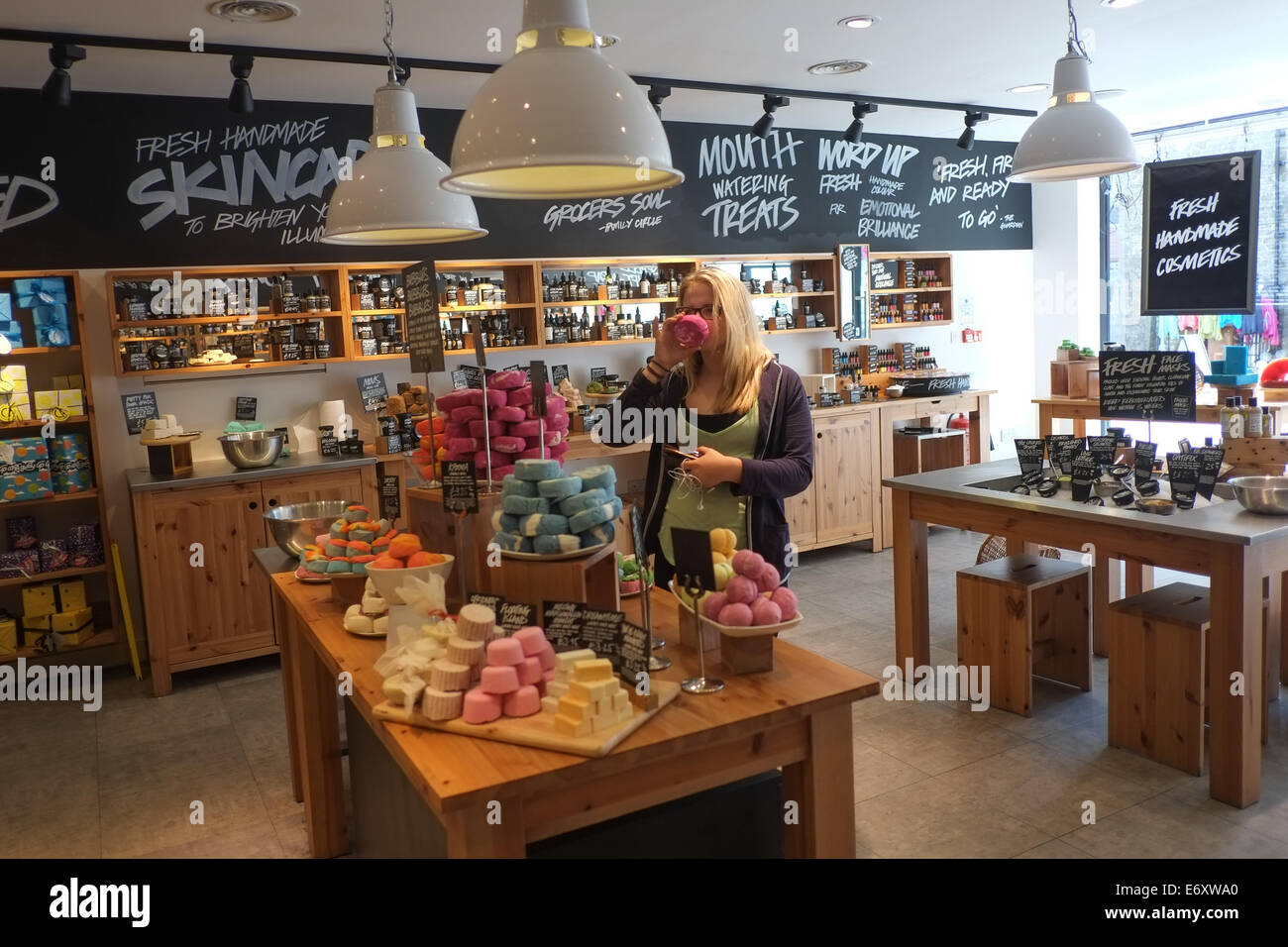Ein junges Mädchen in einem Zweig der üppigen handgemachte Kosmetik Shop Store Deutschland einkaufen Stockfoto