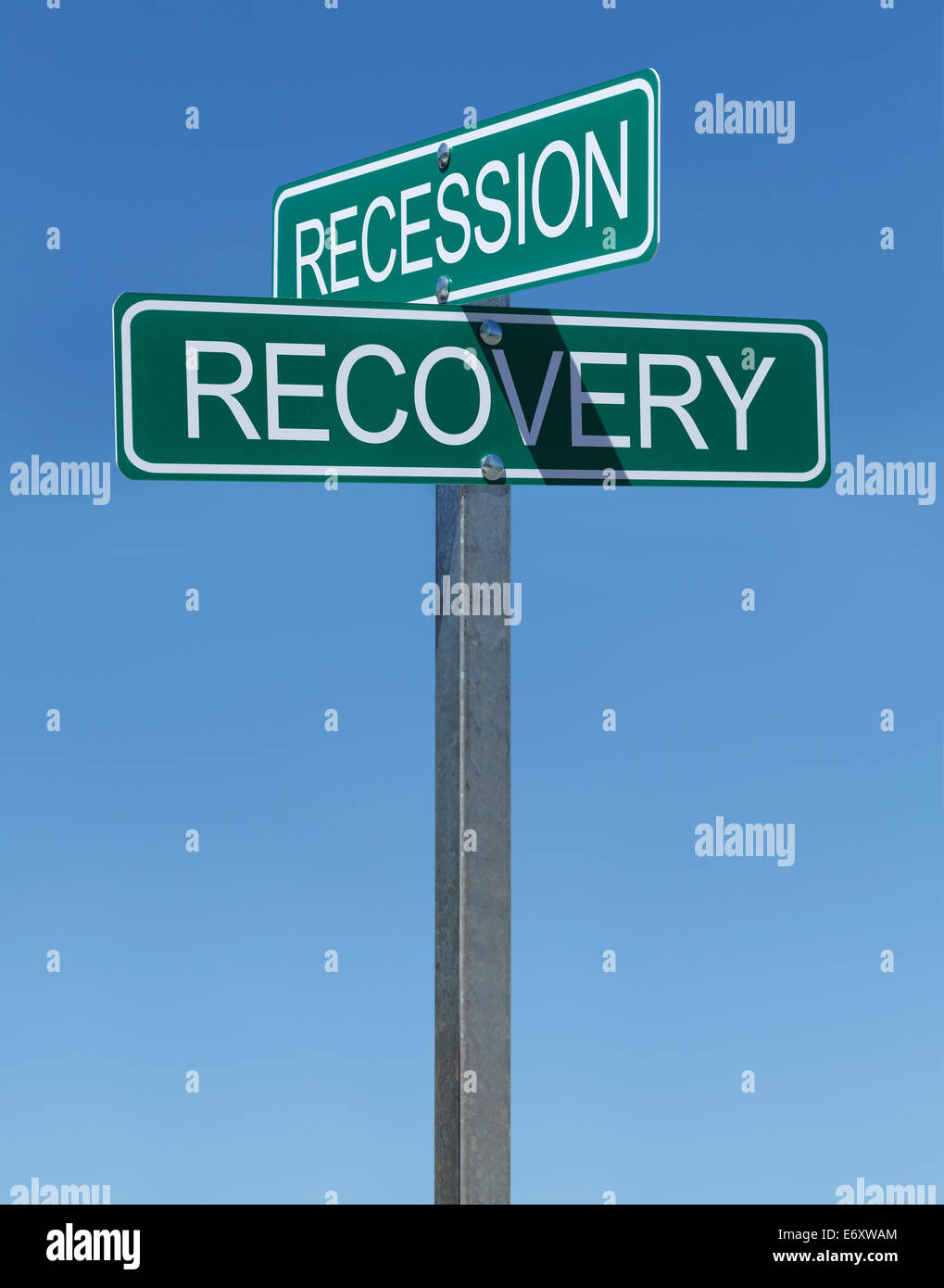 Zwei Green Street Signs Rezession und Erholung an der Metallstange mit blauem Himmelshintergrund. Stockfoto