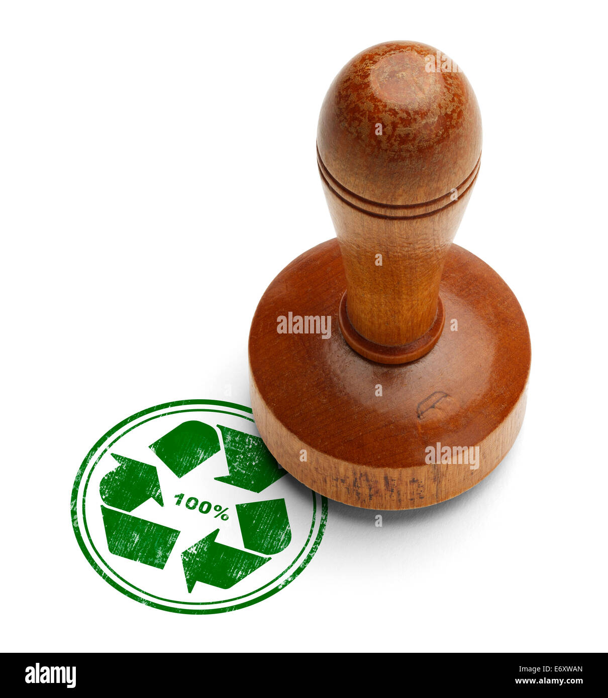 Grün 100 % Recycling-Stempel mit hölzernen Stamper isoliert auf weißem Hintergrund. Stockfoto