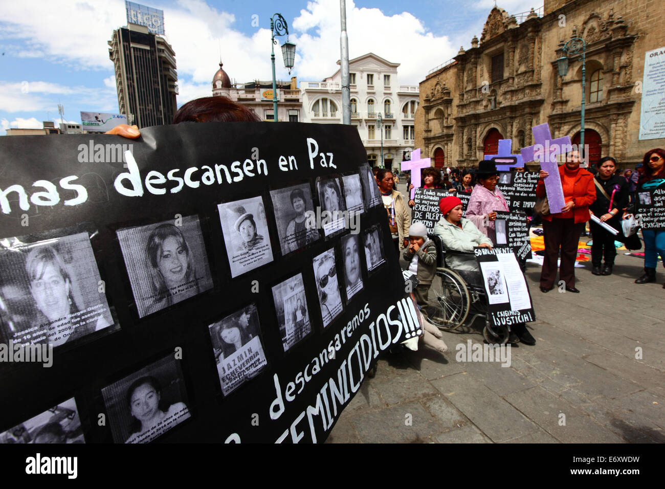 La Paz, Bolivien, 1. September 2014. Ein Aktivist von Frauenrechten trägt ein Plakat mit Fotos und Namen der Opfer während einer Kundgebung gegen Gewalt gegen Frauen zu protestieren. Der Marsch war auch den letzten Äußerungen von mehreren Kandidaten im aktuellen Wahlkampf, die scheinen, das Problem zu minimieren und diskriminieren Frauen zurückweise. Laut einem Bericht der WHO im Januar 2013 Bolivien ist das Land mit der höchsten Rate der Gewalt gegen Frauen in Lateinamerika, wurden seit 2006 453 Fälle von Frauenmorde in der aktuellen Regierung. Bildnachweis: James Brunker/Alamy Liv Stockfoto