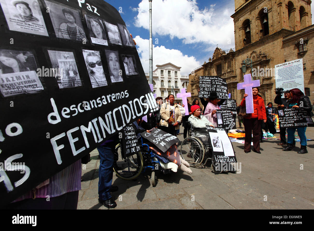 La Paz, Bolivien, 1. September 2014. Ein Aktivist von Frauenrechten trägt ein Plakat mit Fotos und Namen der Opfer während einer Kundgebung gegen Gewalt gegen Frauen zu protestieren. Der Marsch war auch den letzten Äußerungen von mehreren Kandidaten im aktuellen Wahlkampf, die scheinen, das Problem zu minimieren und diskriminieren Frauen zurückweise. Laut einem Bericht der WHO im Januar 2013 Bolivien ist das Land mit der höchsten Rate der Gewalt gegen Frauen in Lateinamerika, wurden seit 2006 453 Fälle von Frauenmorde in der aktuellen Regierung. Bildnachweis: James Brunker/Alamy Liv Stockfoto