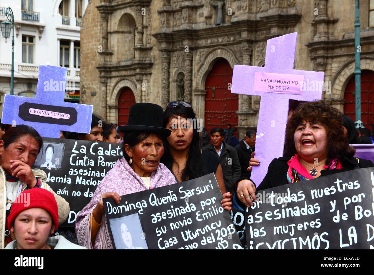 La Paz, Bolivien, 1. September 2014. Womens Rechtenaktivisten und Unterstützer tragen Kreuze mit den Namen der Opfer während einer Kundgebung gegen Gewalt gegen Frauen zu protestieren. Der Marsch war auch den letzten Äußerungen von mehreren Kandidaten im aktuellen Wahlkampf, die scheinen, das Problem zu minimieren und diskriminieren Frauen zurückweise. Laut einem Bericht der WHO im Januar 2013 Bolivien ist das Land mit der höchsten Rate der Gewalt gegen Frauen in Lateinamerika, wurden seit 2006 453 Fälle von Frauenmorde in der aktuellen Regierung. Bildnachweis: James Brunker/Alamy Live Stockfoto