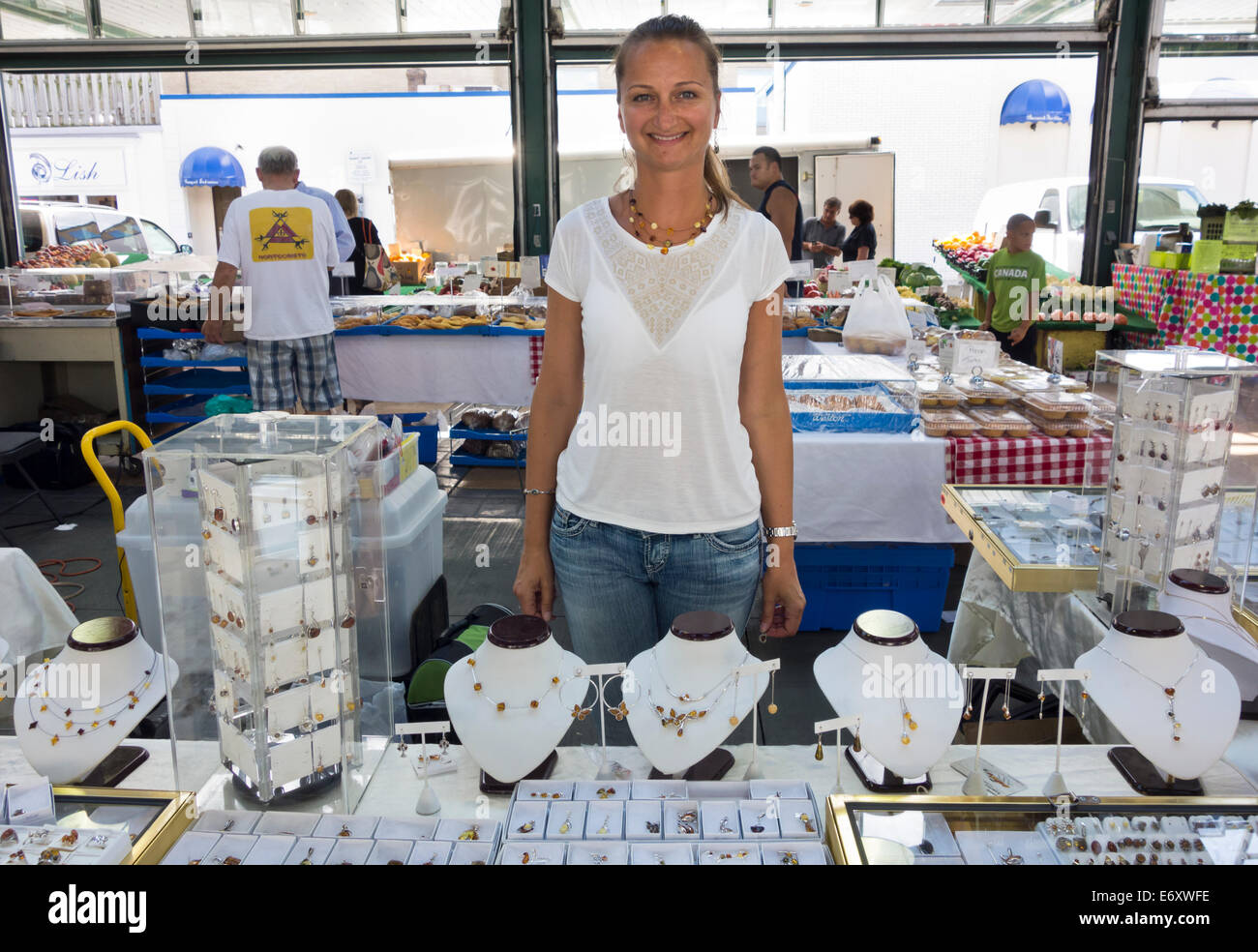 Frau verkaufen schöne Bernsteinschmuck Bernstein stand das Kamila in St. Catharines Bauernmarkt in Ontario, Kanada. Stockfoto