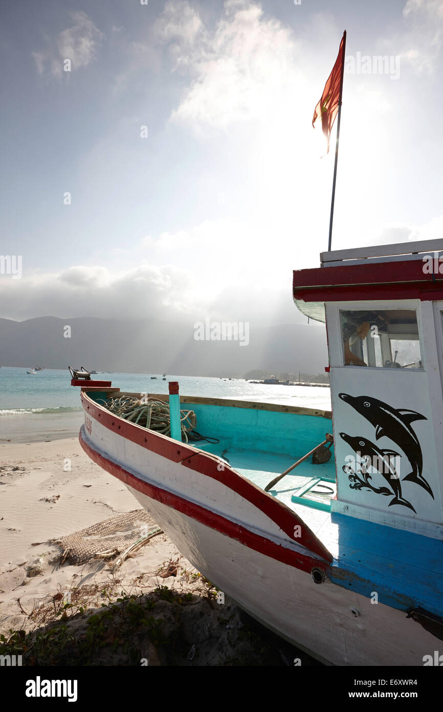 Ausflugsschiff auf Con Son Strand, Con Dao Insel, Con Dao Nationalpark, Ba Ria-Vung Tau Province, Vietnam Stockfoto