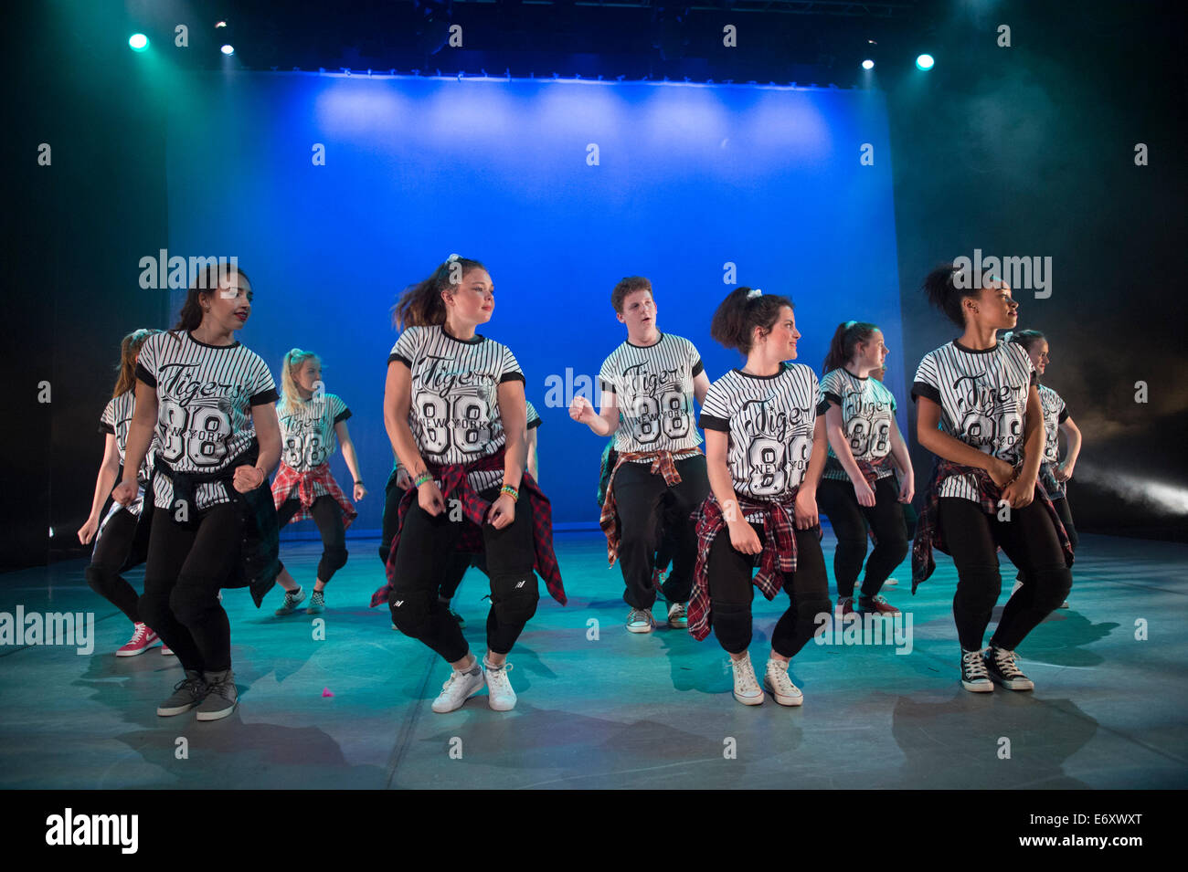 Teenager-Mädchen und Jungen auf der Bühne in einer Tanzschule tanzen präsentieren Leistung Aberystwyth Arts Centre Wales UK Stockfoto