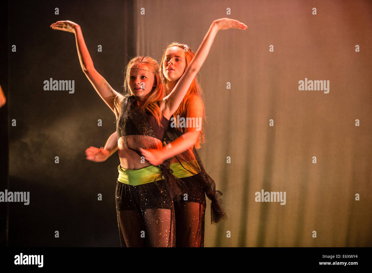 Teenage Mädchen tanzen auf der Bühne in einer Tanzschule präsentieren Leistung Aberystwyth Arts Centre Wales UK Stockfoto