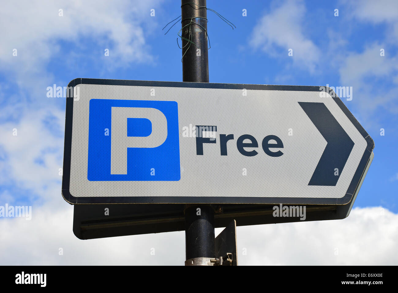 Kostenloses Parken Zeichen auf High Street, Sunninghill, Berkshire, England, Vereinigtes Königreich Stockfoto