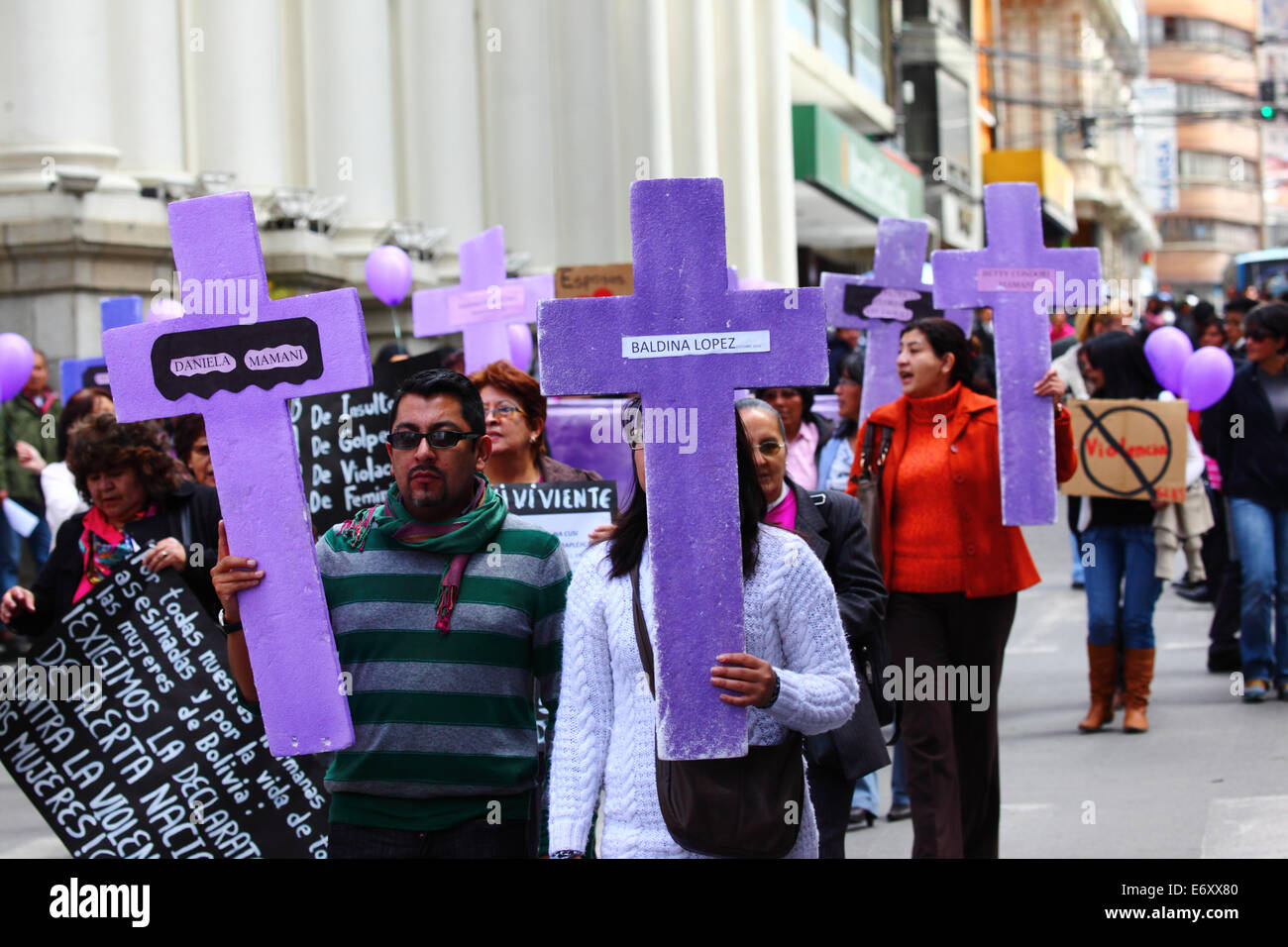 La Paz, Bolivien, 1. September 2014. Womens Rechtenaktivisten und Unterstützer tragen Kreuze mit den Namen der Opfer während eines Marsches gegen Gewalt gegen Frauen zu protestieren. Der Marsch war auch den letzten Äußerungen von mehreren Kandidaten im aktuellen Wahlkampf, die scheinen, das Problem zu minimieren und diskriminieren Frauen zurückweise. Laut einem Bericht der WHO im Januar 2013 Bolivien ist das Land mit der höchsten Rate der Gewalt gegen Frauen in Lateinamerika, wurden seit 2006 453 Fälle von Frauenmorde in der aktuellen Regierung. Bildnachweis: James Brunker/Alamy Live Stockfoto