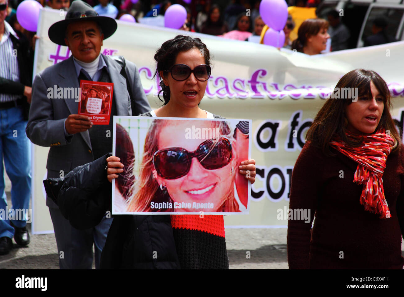 La Paz, Bolivien, 1. September 2014. Eine Frau hält ein Foto von Sophia Calvo Aponte während eines Marsches zum protest gegen Gewalt gegen Frauen und Machismo. Sophia starb im August in Santa Cruz. Der Marsch war auch die jüngsten Erklärungen mehrere politische Kandidaten im aktuellen Wahlkampf zurückweise, die angezeigt werden, das Problem zu minimieren. Laut einem Bericht der WHO im Januar 2013 Bolivien ist das Land mit der höchsten Rate der Gewalt gegen Frauen in Lateinamerika, wurden seit 2006 453 Fälle von Frauenmorde in der aktuellen Regierung. Bildnachweis: James Brunker / Alamy Live N Stockfoto