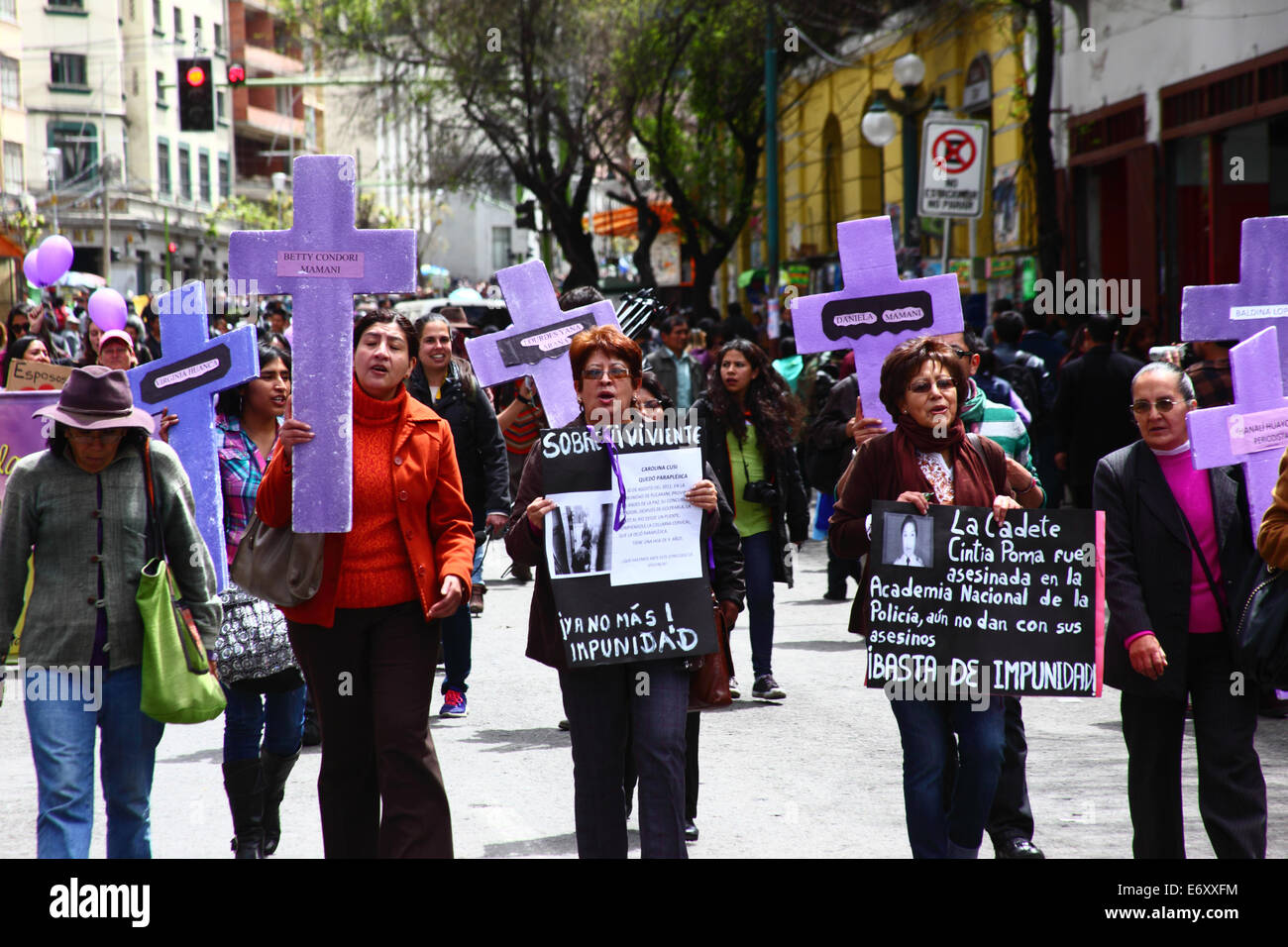 La Paz, Bolivien, 1. September 2014. Womens Rechtenaktivisten und Unterstützer tragen Kreuze mit den Namen der Opfer während eines Marsches gegen Gewalt gegen Frauen zu protestieren. Der Marsch war auch den letzten Äußerungen von mehreren Kandidaten im aktuellen Wahlkampf, die scheinen, das Problem zu minimieren und diskriminieren Frauen zurückweise. Laut einem Bericht der WHO im Januar 2013 Bolivien ist das Land mit der höchsten Rate der Gewalt gegen Frauen in Lateinamerika, wurden seit 2006 453 Fälle von Frauenmorde in der aktuellen Regierung. Bildnachweis: James Brunker/Alamy Live Stockfoto