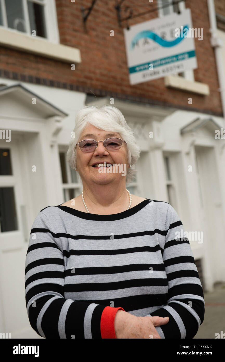 74-jährige Großmutter Jenny Millard ehrenamtliche Arbeit bei Hafren Credit Union Newtown Powys Wales UK, Stockfoto