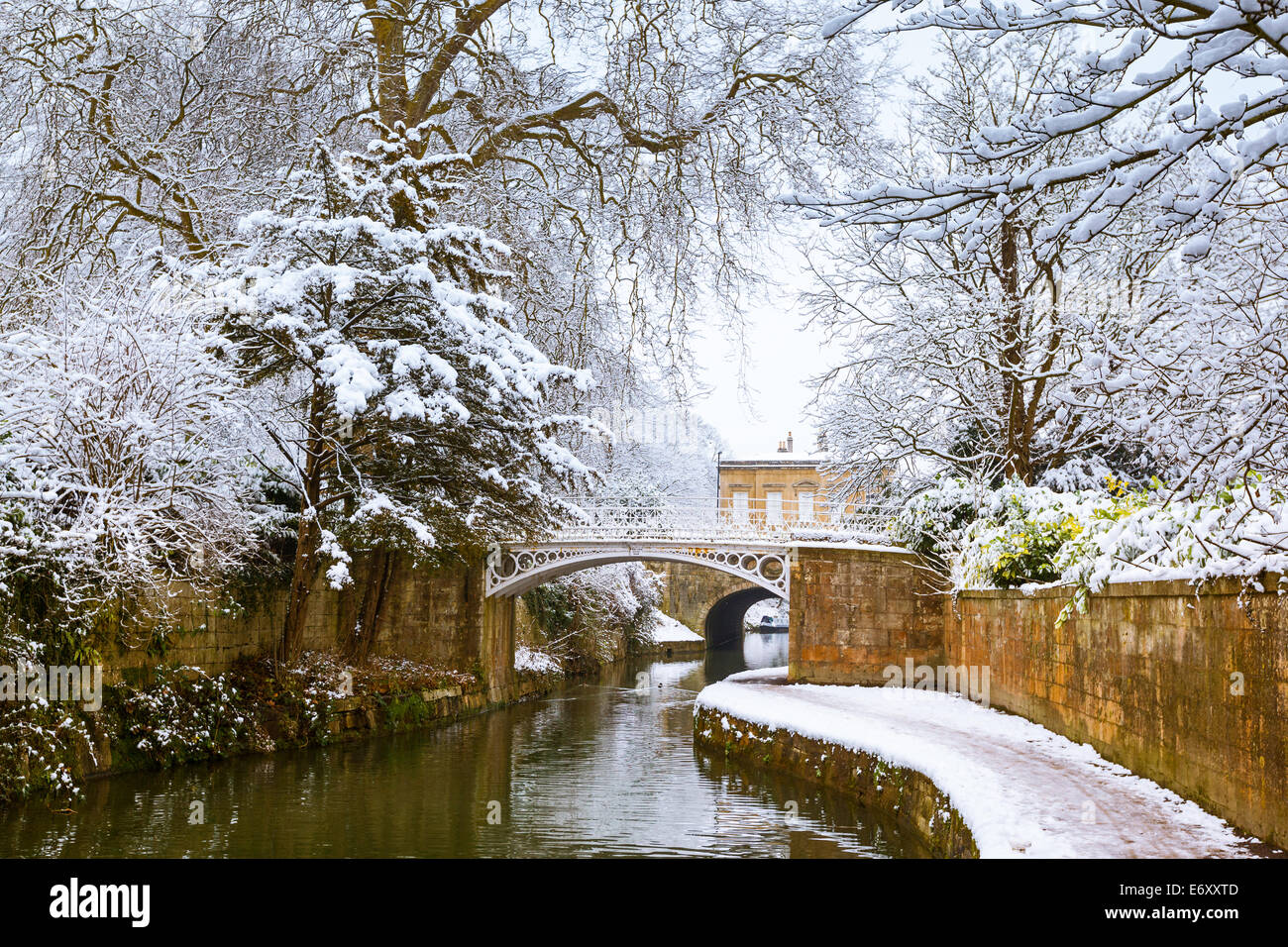 Winter-Blick von der Kennet und Avon Kanal in Sydney Gardens, Bath, England, UK Stockfoto