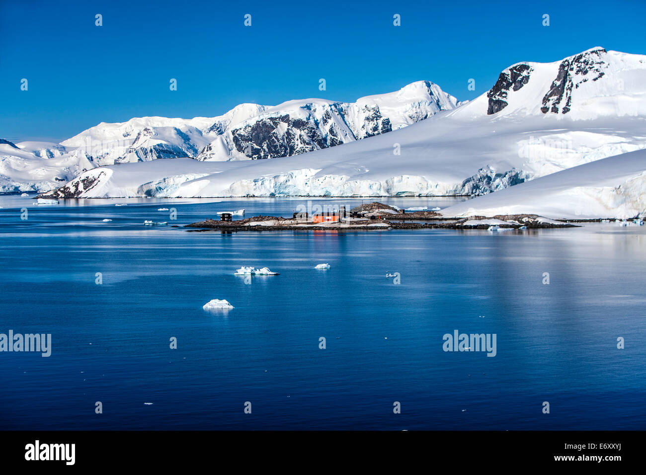 González Videla chilenischen Base, auf des antarktischen Festland Waterboat Punkt in Paradise Bay. Es ist jetzt eine "inaktiv" Basis.  Occasion Stockfoto