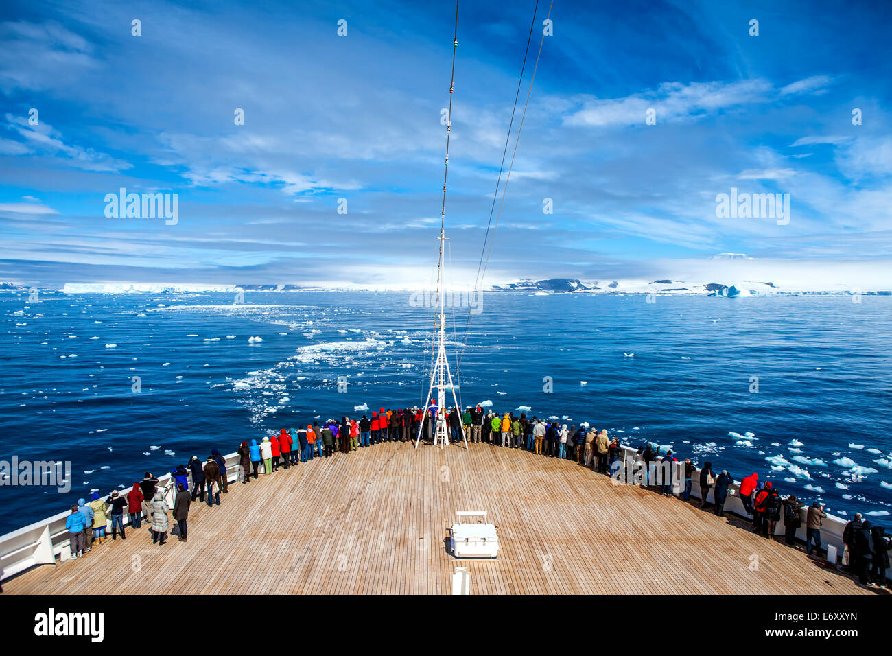 Das Kreuzfahrtschiff hielten ihre Motoren in Paradise Bay für eine Zen-Drift in die weite Bucht von der antarktischen Halbinsel. Foto Stockfoto