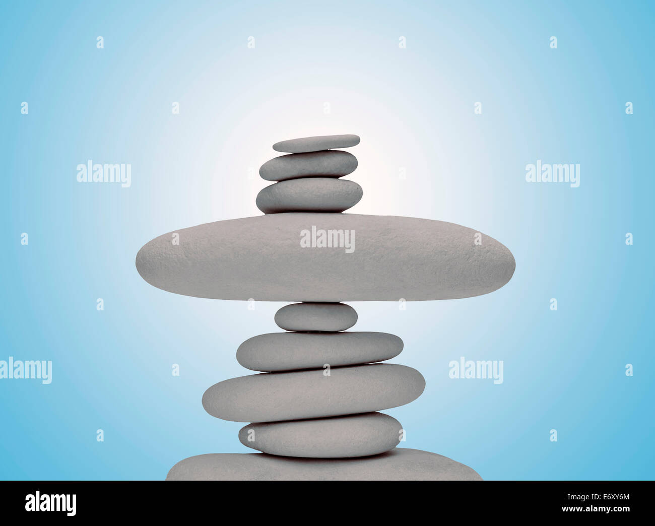 Balancing glatte Steinen gegen blau abgestuften Hintergrund. Stockfoto