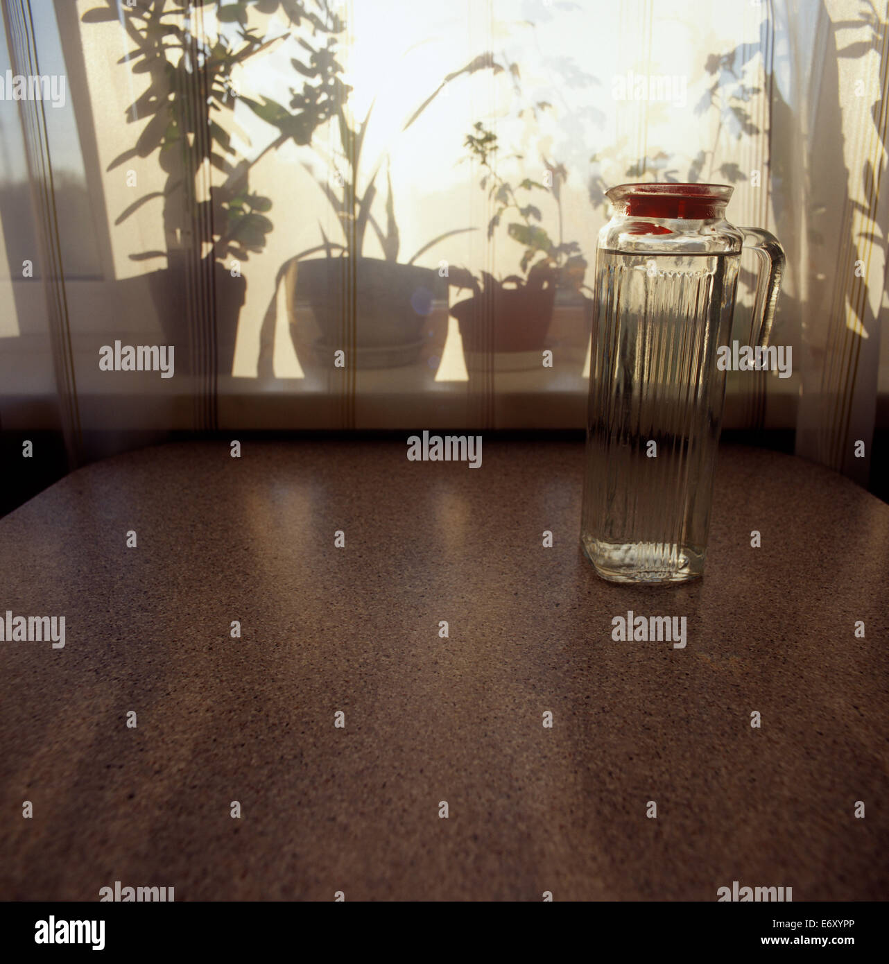 Wasserkrug bleiben auf einem Tisch Stockfoto