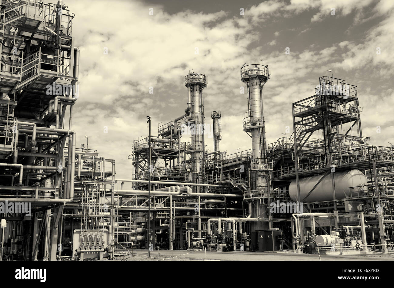 Öl-und Gasindustrie, Rohrleitungen und Türme Stockfoto