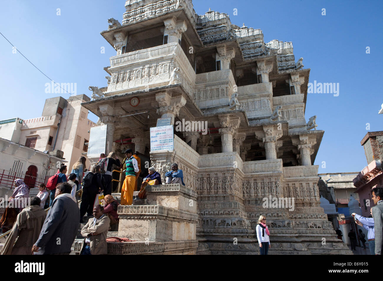 Hindus und Touristen am Jagdish Tempel, Udaipur, Rajasthan, Indien Stockfoto