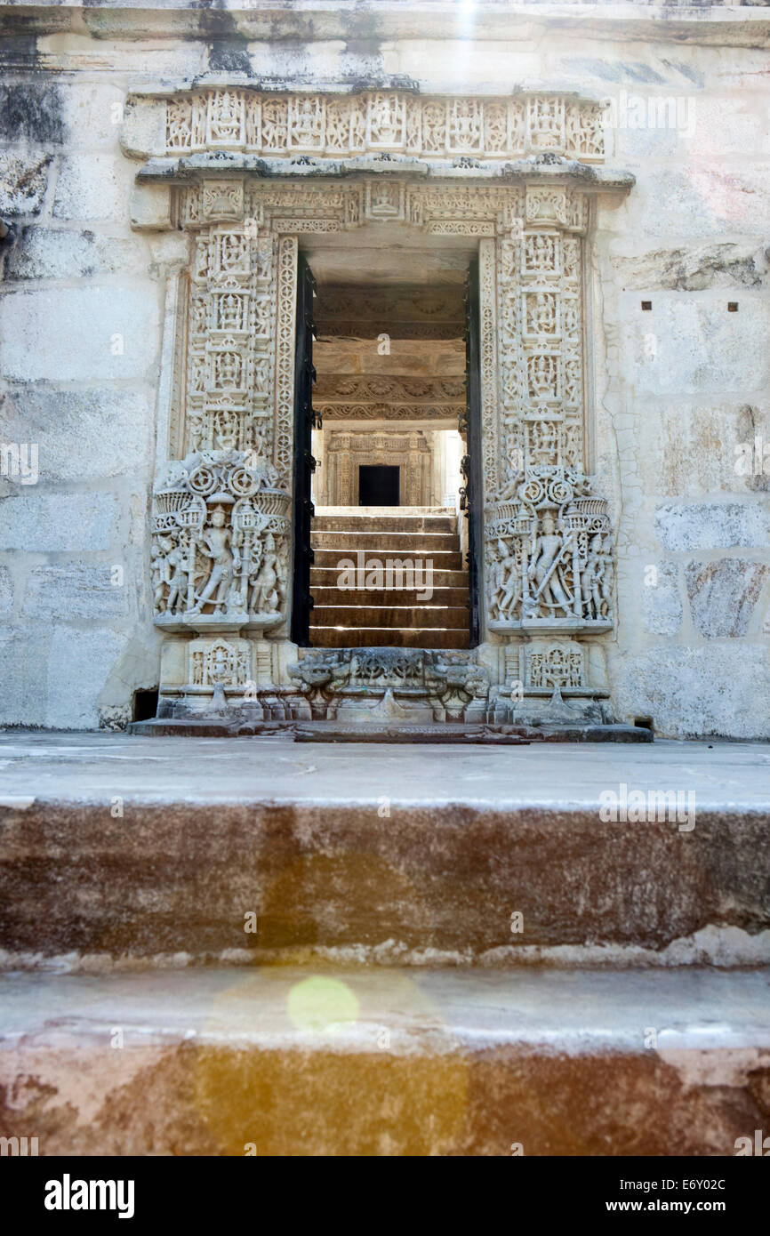Stein gehauen Eingang zur einen Seite Tempel von Ranakpur, Ranakpur, Rajasthan, Indien Stockfoto