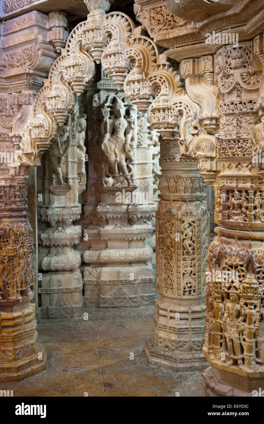 Stein geschnitzte Säulen an der Jainist Tempel von Jaisalmer Fort, Jaisalmer, Rajasthan, Indien Stockfoto