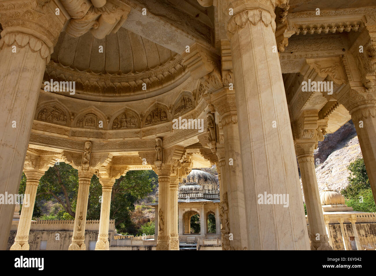 Säulen und Gewölbe des ein Kenotaph von the Royal Gaitor, Jaipur, Rajasthan, Indien Stockfoto