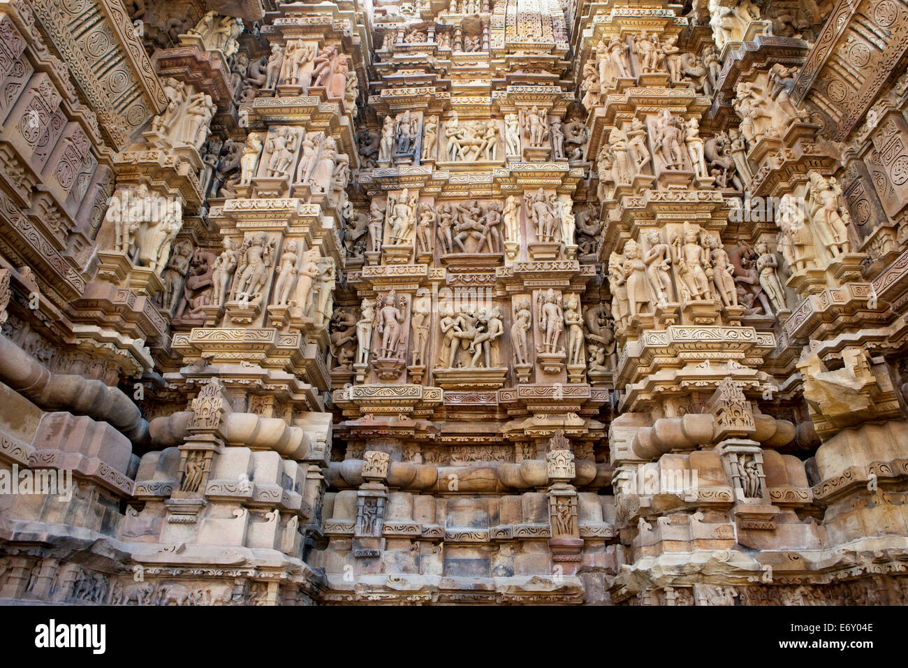 Schnitzereien von Kamasutra Szenen auf einer Tempelwand, Khajuraho, Madhya Pradesh, Indien Stockfoto