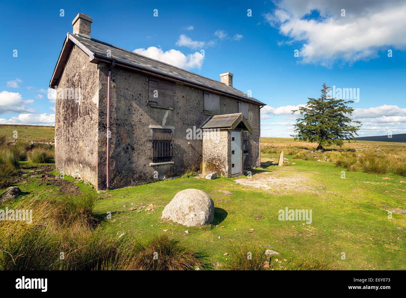 Ein verlassener und verlassenen Bauernhaus am Nonne Kreuz einem abgelegenen Teil des Dartmoor National Park in der Nähe von Princetown in Devon Stockfoto