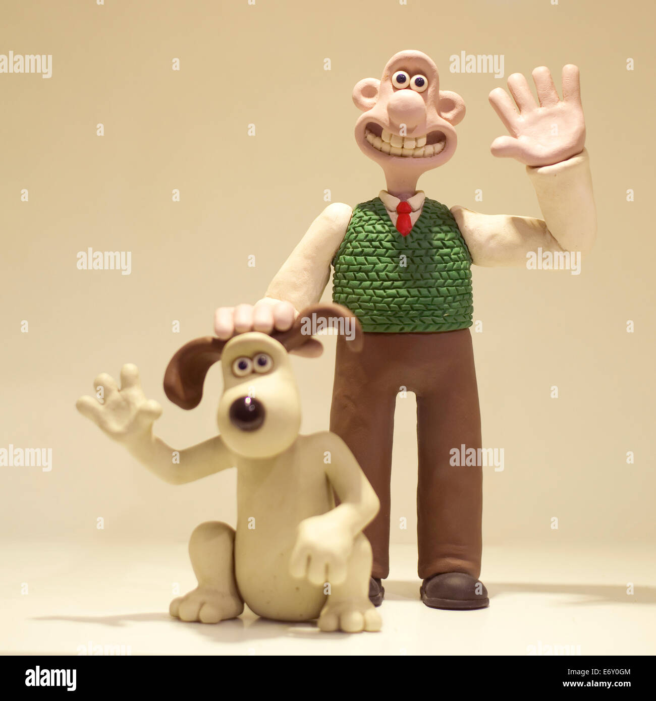 Wallace und Gromit Zeichen winken. Diese Modelle bestehen aus Harz statt Plastilin für das Ghibli-Museum in Japan. Stockfoto