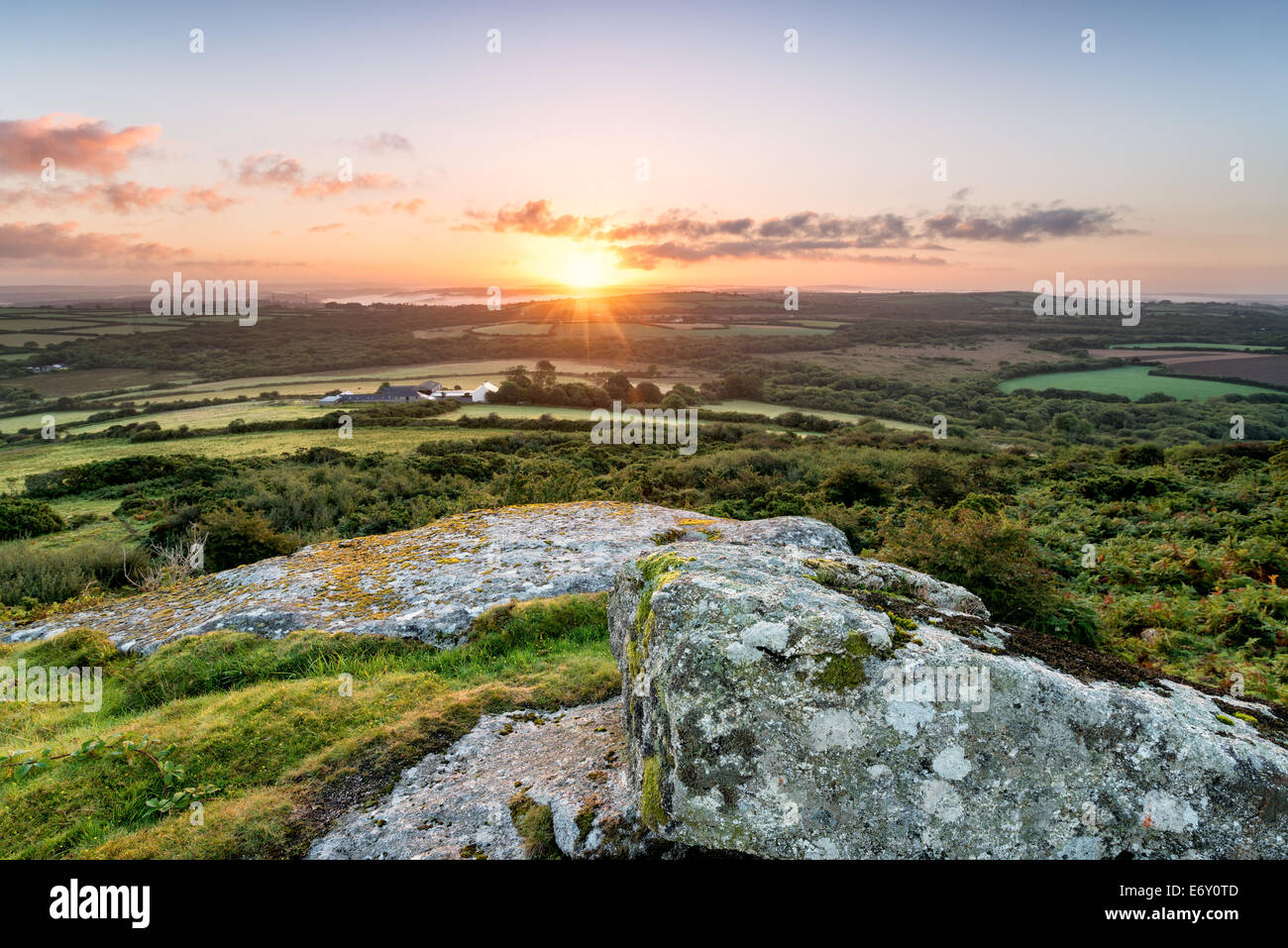 Sonnenaufgang von Helman Tor schroffen Felsen aus Granit und Moor in der Nähe von Bodmin in Cornwall, in Richtung Sweetshouse th Stockfoto