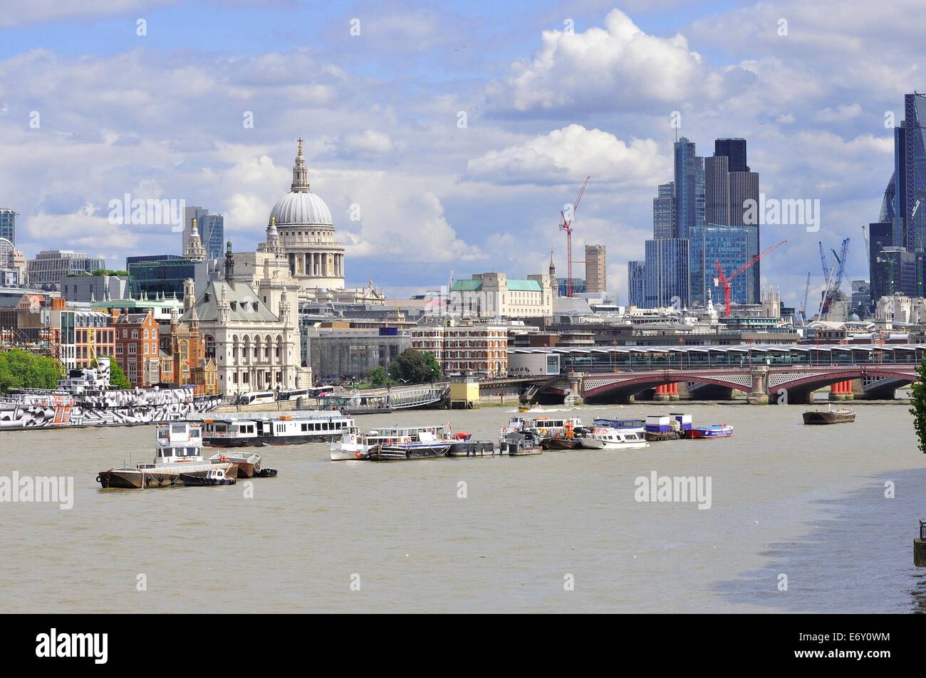 Skyline von London mit Blick auf den Osten von der Waterloo Bridge. England, Großbritannien Stockfoto