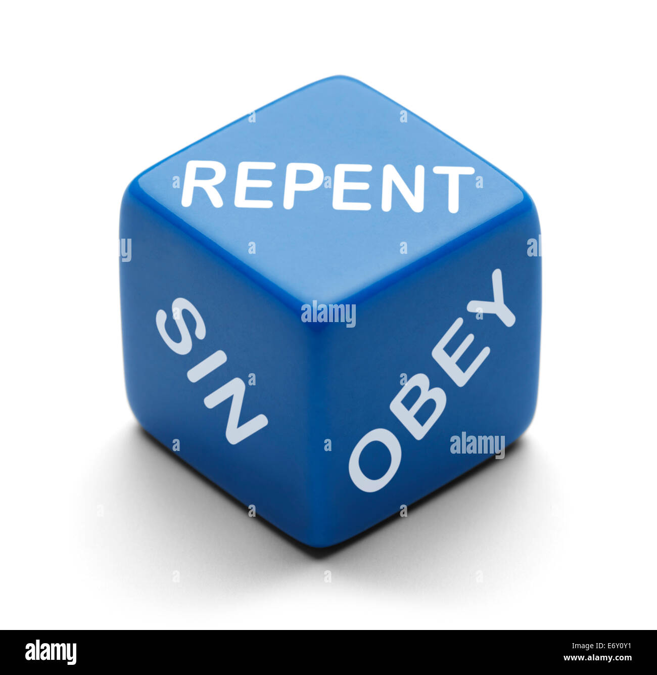 Blaue Würfel mit der Sünde bereuen und Obey drauf isoliert auf einem weißen Hintergrund. Stockfoto