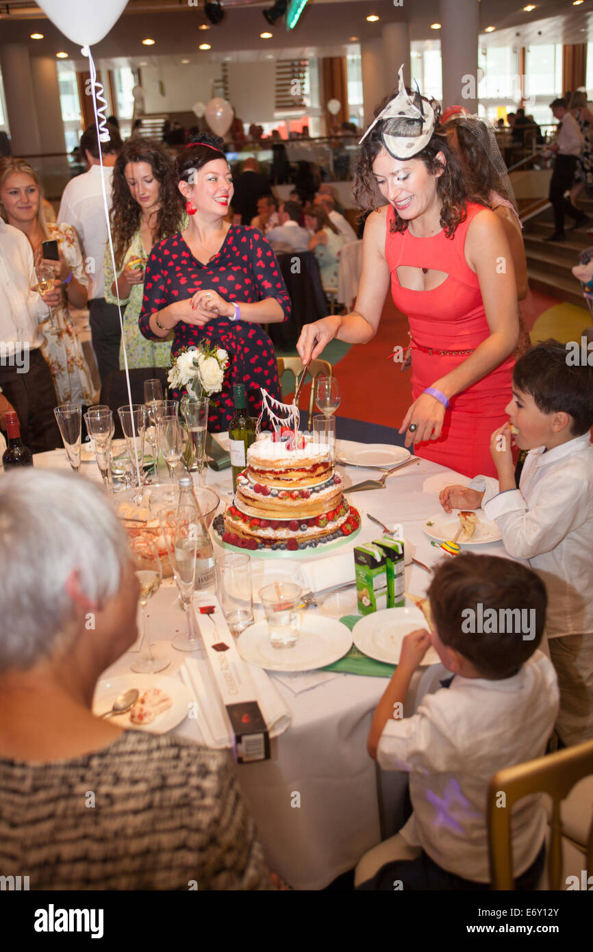 Braut schneiden die Hochzeitstorte am Südufer "Große Hochzeit" in der Royal Festival Hall London Stockfoto