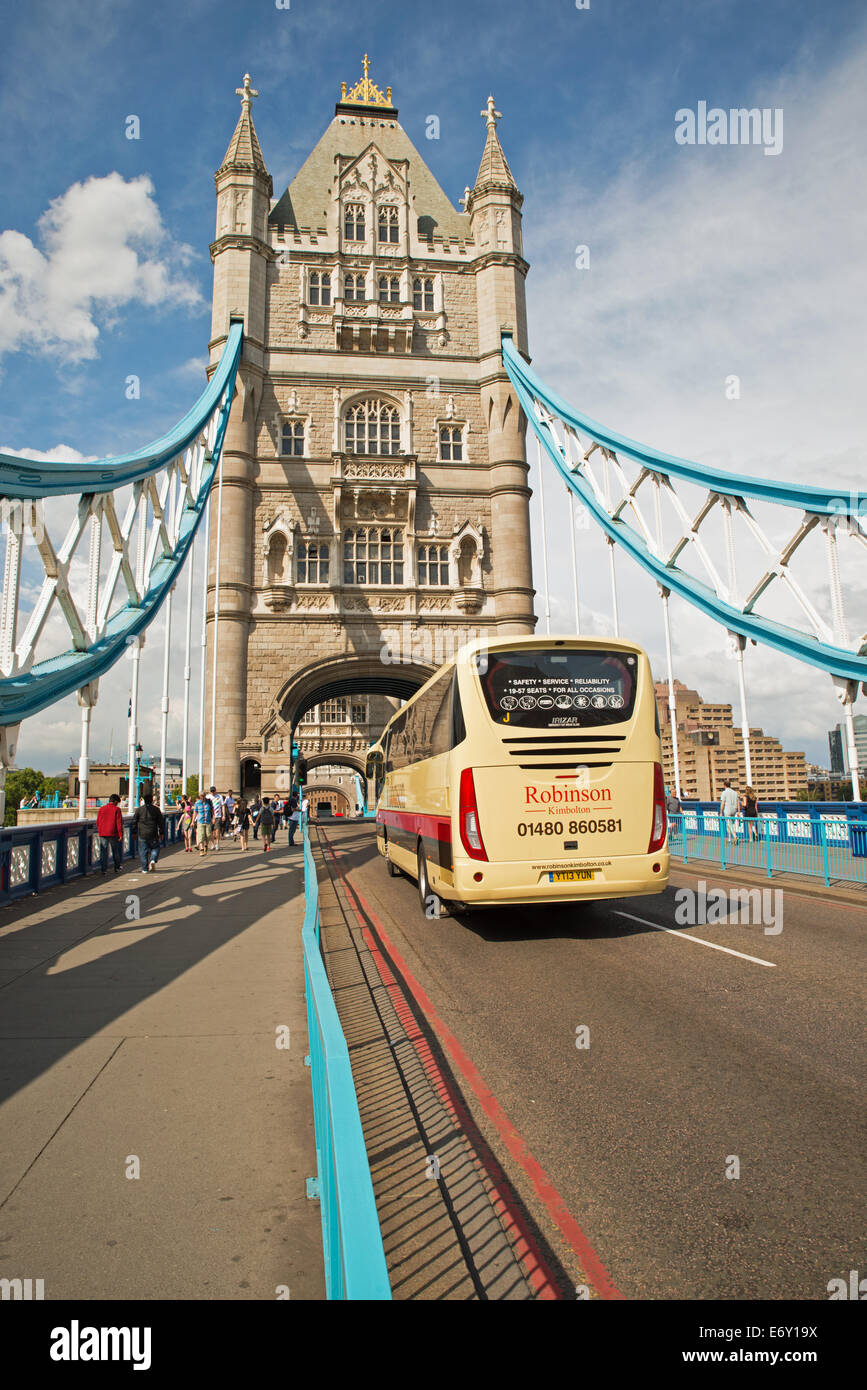 Trainer fahren über Tower Bridge London Vereinigtes Königreich Stockfoto