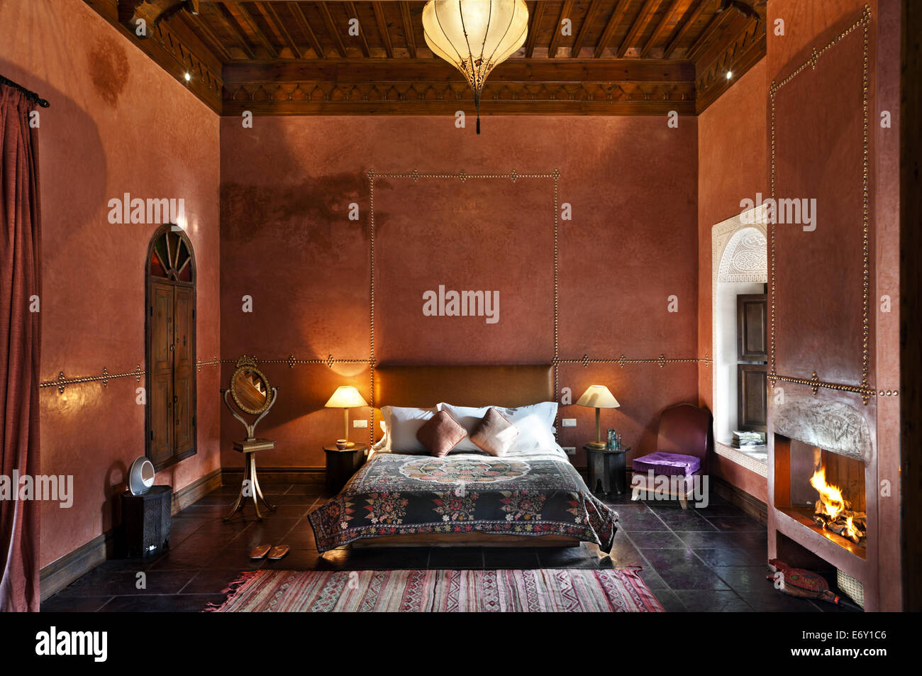Schlafzimmer in Zimmer 19, El Fenn, Marrakesch, Marokko Stockfoto