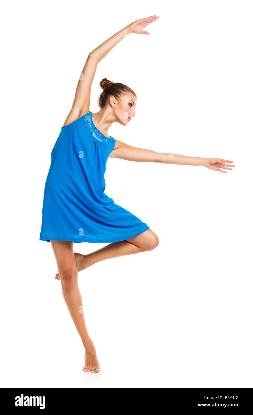 Junge Mädchen tanzen in einem blauen Kleid auf einem weißen Hintergrund Stockfoto