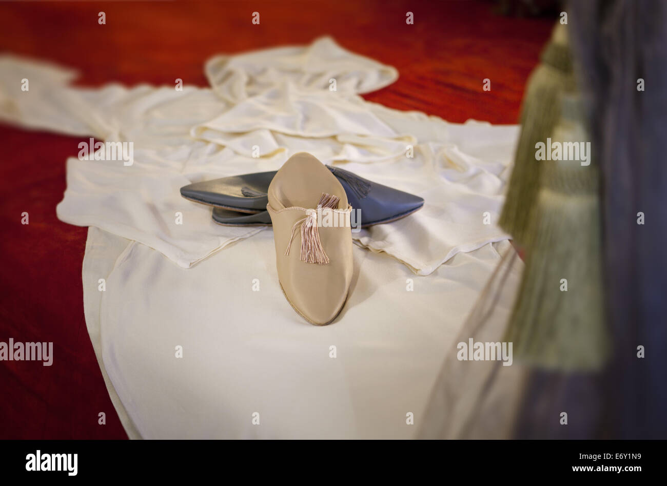 Gast Zimmer Jellabah und Babouche Pantoffeln, Riad Farnatchi, Marrakesch, Marokko Stockfoto