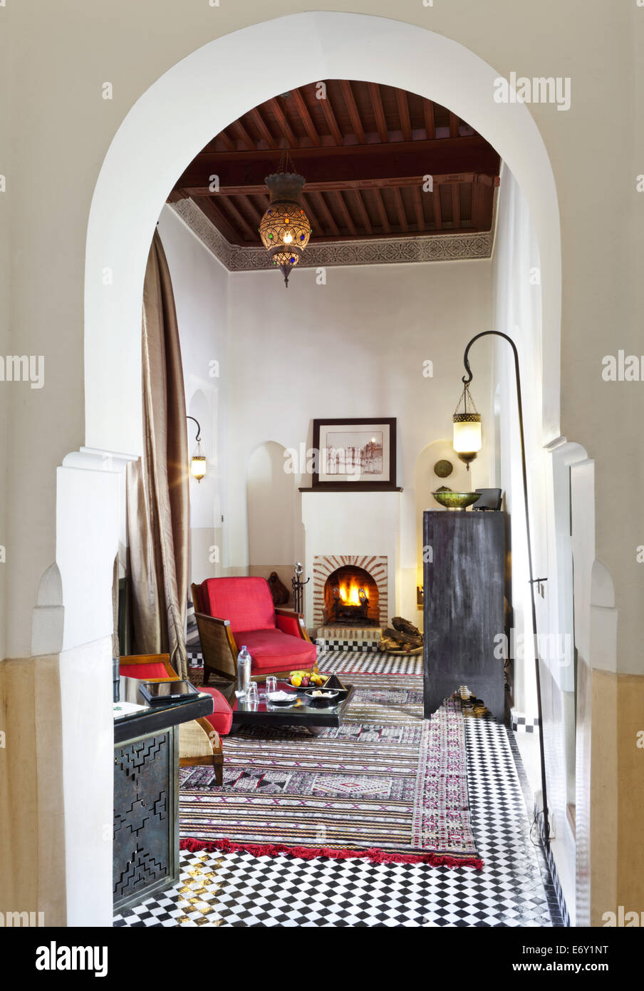 Drei Zimmer mit Kamin, Riad Farnatchi, Marrakesch, Marokko Stockfoto
