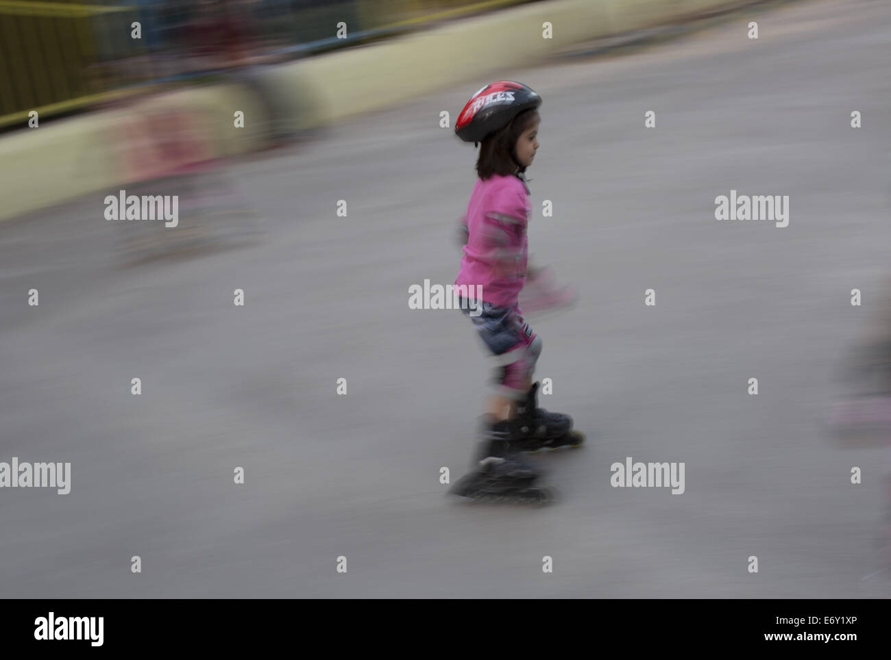 Teheran, Iran. 1. September 2014. Eine iranische Mädchen Rollschuhe in Teherans Künstler Park. Bildnachweis: Morteza Nikoubazl/ZUMA Draht/Alamy Live-Nachrichten Stockfoto