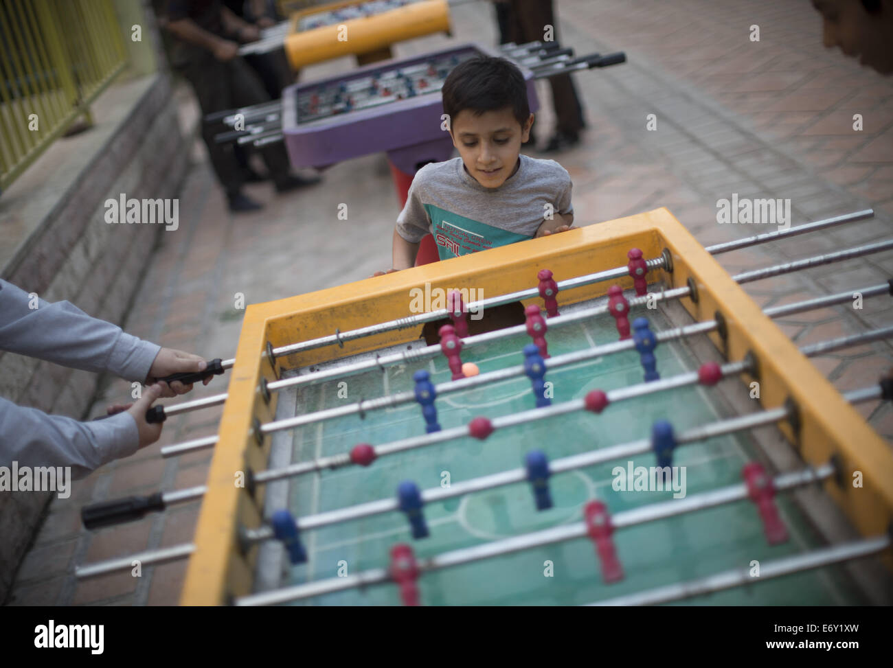 Teheran, Iran. 1. September 2014. Zwei Männer spielen Tischfußball als kleiner Jungenuhr in Teherans Künstler Park. Bildnachweis: Morteza Nikoubazl/ZUMA Draht/Alamy Live-Nachrichten Stockfoto