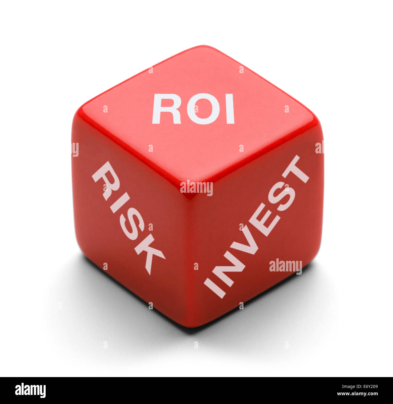Roten Würfel mit Risiko, Invest und ROI auf es isoliert auf weißem Hintergrund. Stockfoto