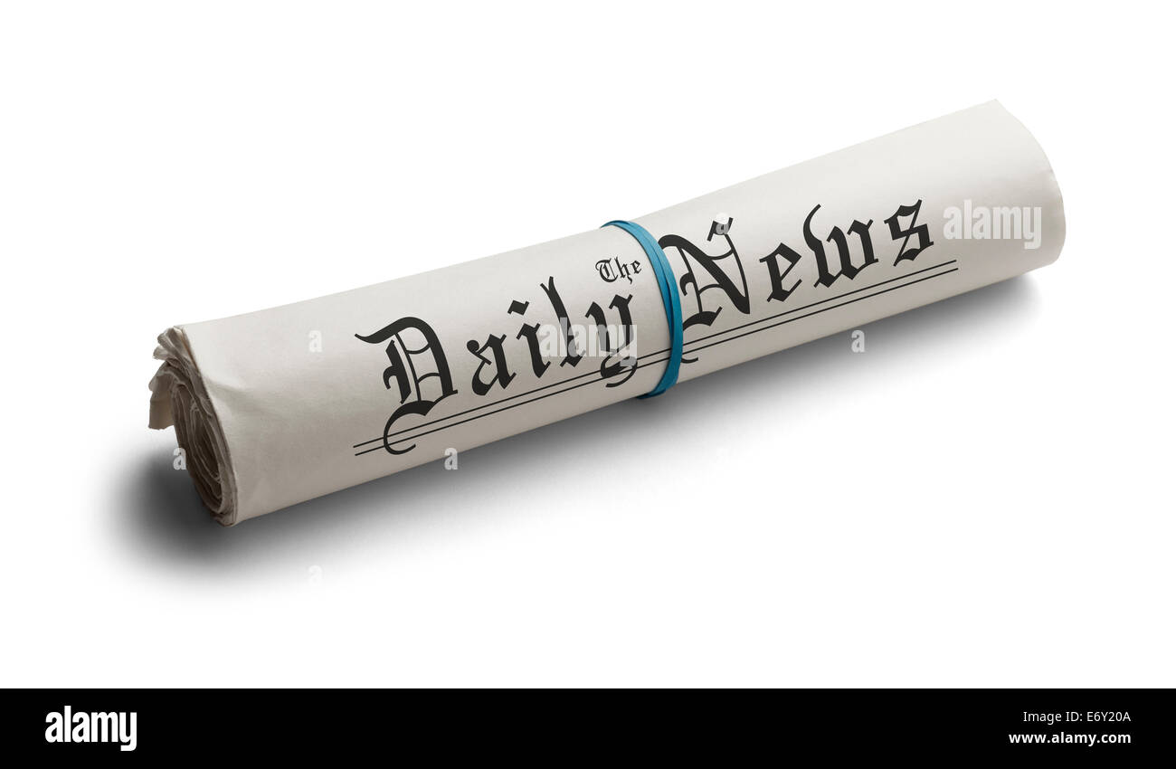 Zeitung mit Gummiband der Daily News aufgerollt. Isoliert auf weißem Hintergrund. Stockfoto